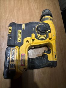 DeWALT 18V XR Brushless SDS Plus Rotary Hammer Drill and 4 amp