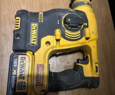 DeWALT 18V XR Brushless SDS Plus Rotary Hammer Drill and 4 amp