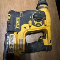 DeWALT 18V XR Brushless SDS Plus Rotary Hammer Drill and 4 amp
