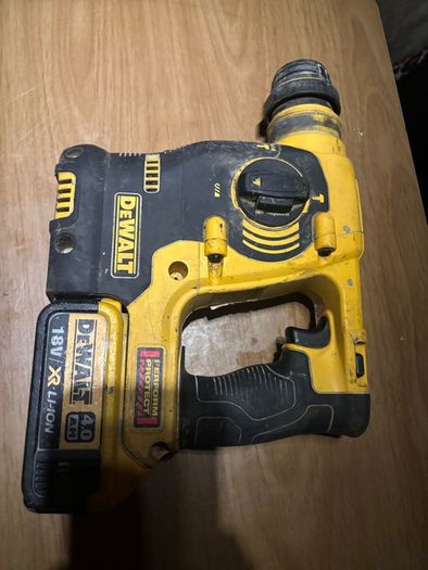DeWALT 18V XR Brushless SDS Plus Rotary Hammer Drill and 4 amp