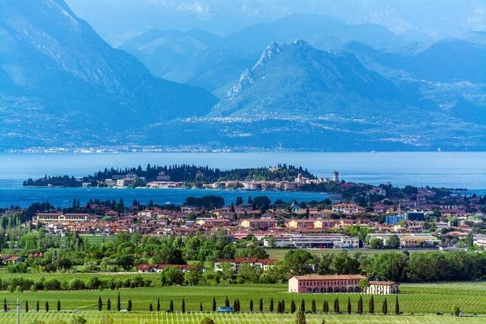 Lake Garda, Sirmione: Flights & Acc' for 3ppl