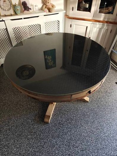 Kitchen Table Round, 4ft/121cm Glass Top Removable.