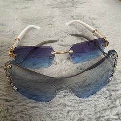 2 pairs of sunglasses