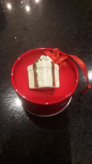 Beautiful belleek living mini gift box christmas tree decoration
