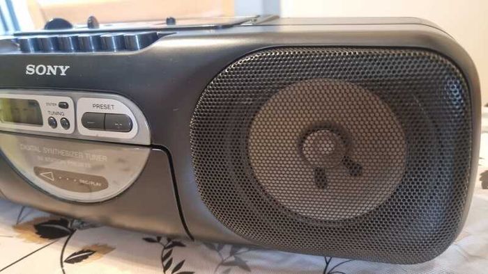 From 1994  Sony CFS-B31, working good.