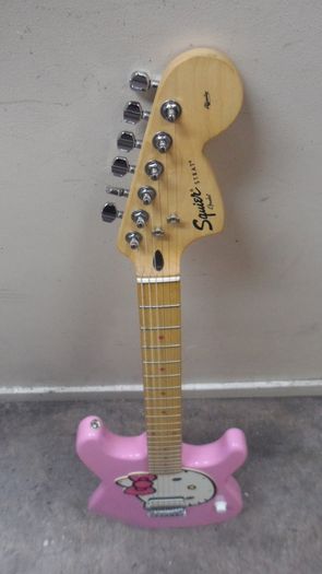 Squier by Fender Hello Kitty Stratocaster (Limited Edition)