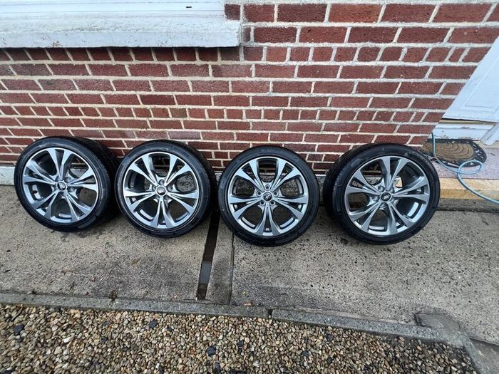 Set of 4 Ford Alloy Wheels with Tires  800  For