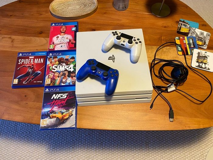 PS4 Pro 1TB + 4 Games + 2 Controllers