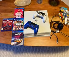 PS4 Pro 1TB + 4 Games + 2 Controllers