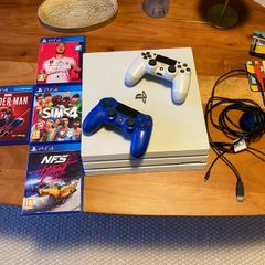 PS4 Pro 1TB + 4 Games + 2 Controllers