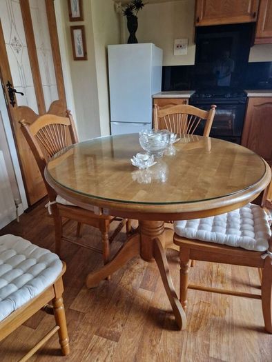 Round Kitchen table and chairs