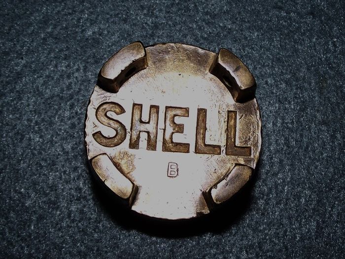 Vintage SHELL (B) brass oil can cap.