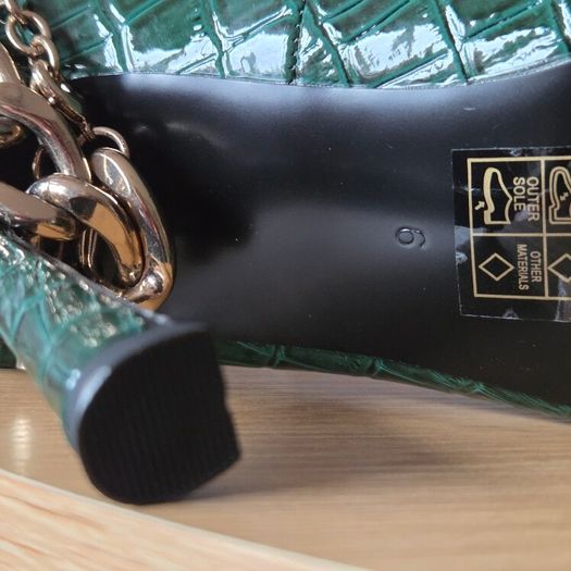 BNWT Green heels with gold ankle chains, size 6