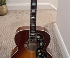 gibson sj200 , gibson les paul , fender stratocaster