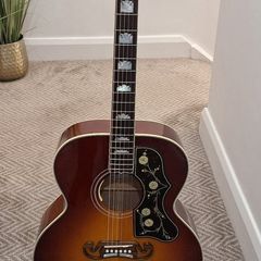 gibson sj200 , gibson les paul , fender stratocaster