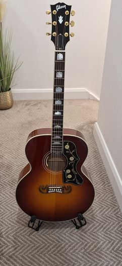 gibson sj200 , gibson les paul , fender stratocaster