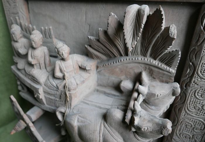 Ancient Chinese Bas-relief in Oak - Chinese Hand Carved Oak ,Antique Wall Art. (big thick and heavy) 22,8" x 21,5" thickness 8"