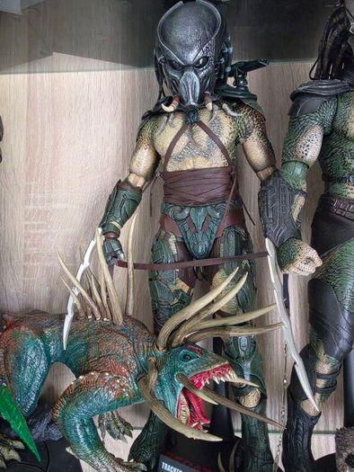 hot toys tracker predator
