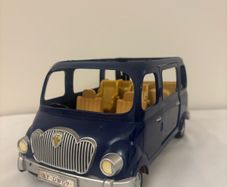 Sylvanian Families 5274 Family Seven Seater Dollhouse Car Play Set