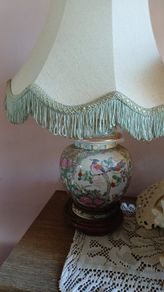 Beautiful Vintage Chinese-style Porcelain Table Lamp With Fringed Shade
