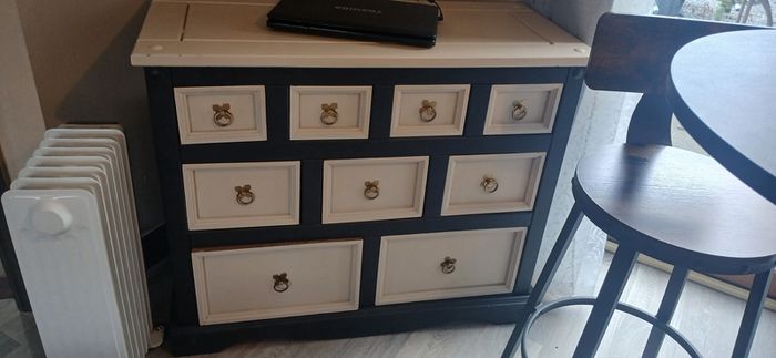 chest of drawers