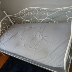 metal bed could hold 2x