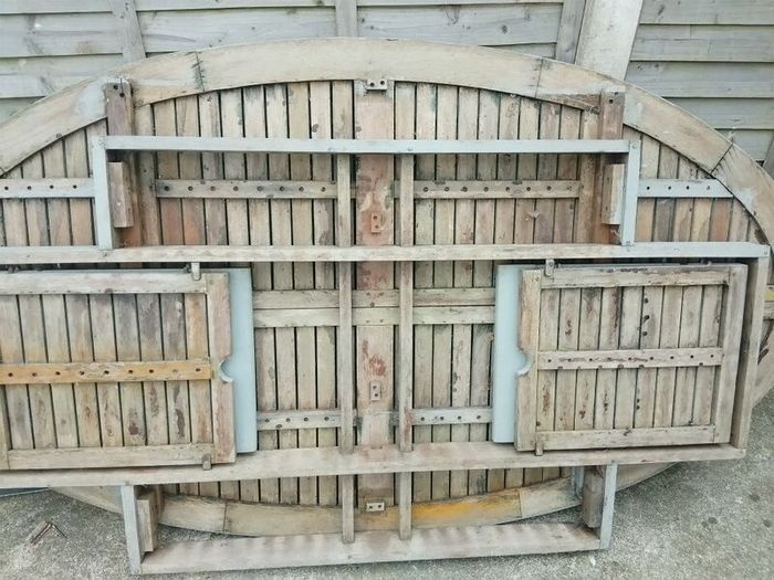 garden table and chairs
