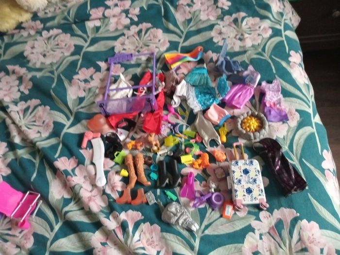 dolls clothes and accessories