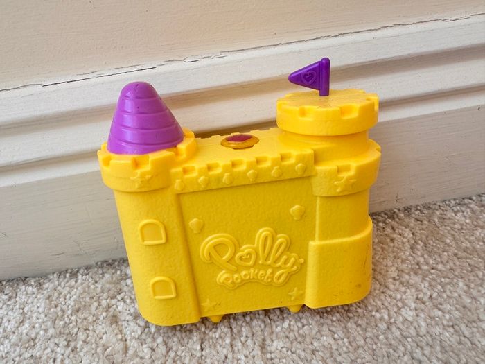 Polly Pocket World Surf 'N' Sandventure Compact 2 Micro Dolls Used Please see photos