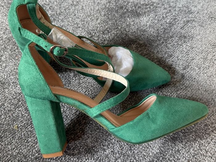 CH CREATION Green Suedette Strappy Heels Size 5!