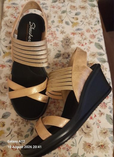 New sketcher sandals size 5