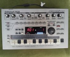 Roland MC303 Groovebox