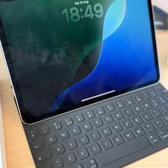 iPad Pro 11 4th gen 256 cellular with keyboard