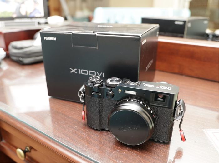 Fujifilm X100VI fixed lens Camera (Black) - Like new