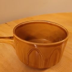 Retro kitchenware ceramic bowl with handle