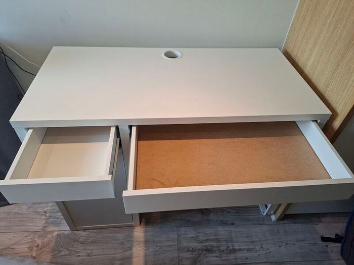 Desk aprox 1 metre x 60 cm
