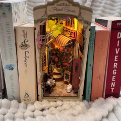 Book nook decoration for a bookshelf