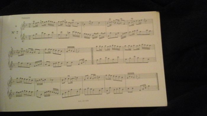 Les dous du petite livre d'Anna magdalena Bach.sheet music book.