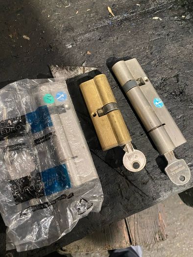 House Door lock & Keys x 4