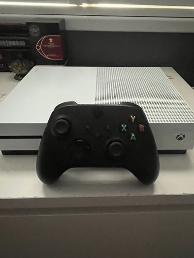 Xbox One S - with controller