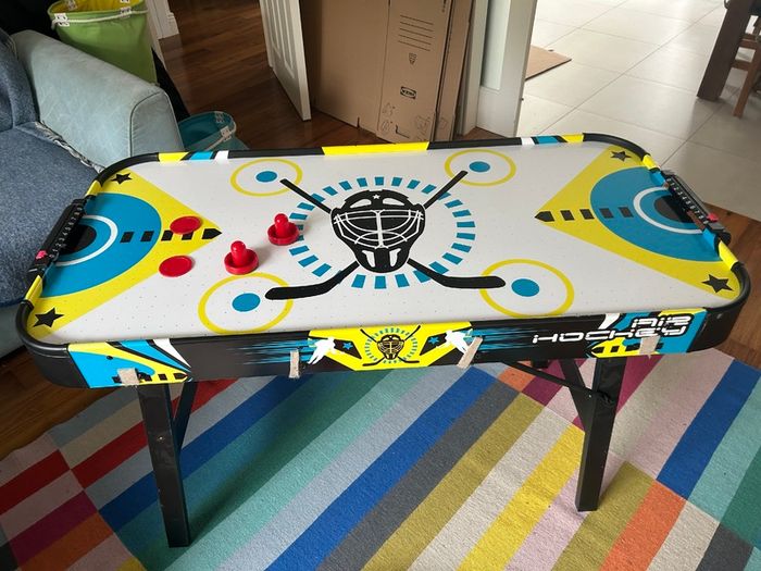Air hockey table