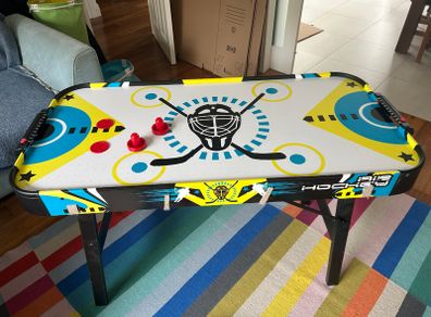 Air hockey table
