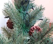 Second hand 6FT Christmas Tree with 300 Built-In LED Lights and Real Pinecones