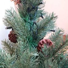 Second hand 6FT Christmas Tree with 300 Built-In LED Lights and Real Pinecones