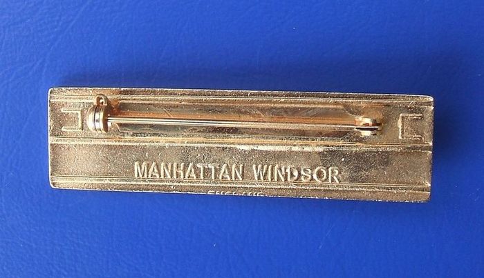 HANNINGTONS (Manhattan Windsor Ltd) - a retail assistant's badge of Hanningtons department stores, Brighton (1970's - 1990's)