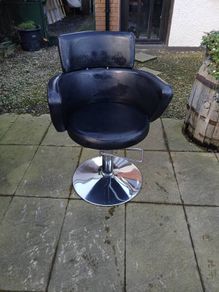 Hairdressing chair
