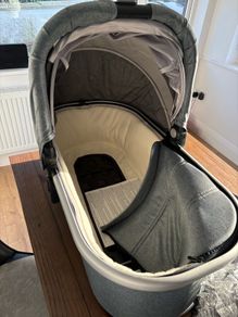 Uppababy bassinet and cozy ganoosh