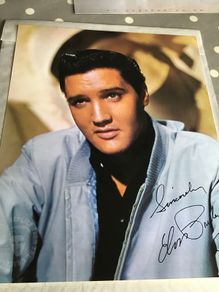 Elvis Memorabilia - Lovely signed Photo of Elvis
