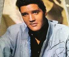 Elvis Memorabilia - Lovely signed Photo of Elvis