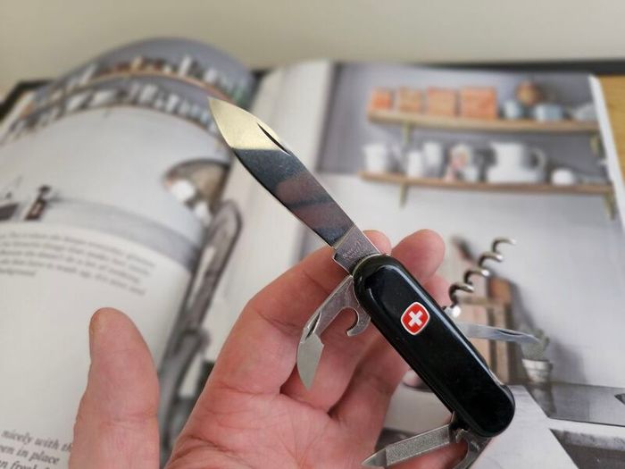 Vintage Discontinued Wenger Commander 85mm Swiss Army Knife